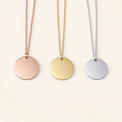 Hundemarken in Roségold, Gold und Silber nebeneinander