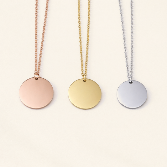 Hundemarken in Roségold, Gold und Silber nebeneinander